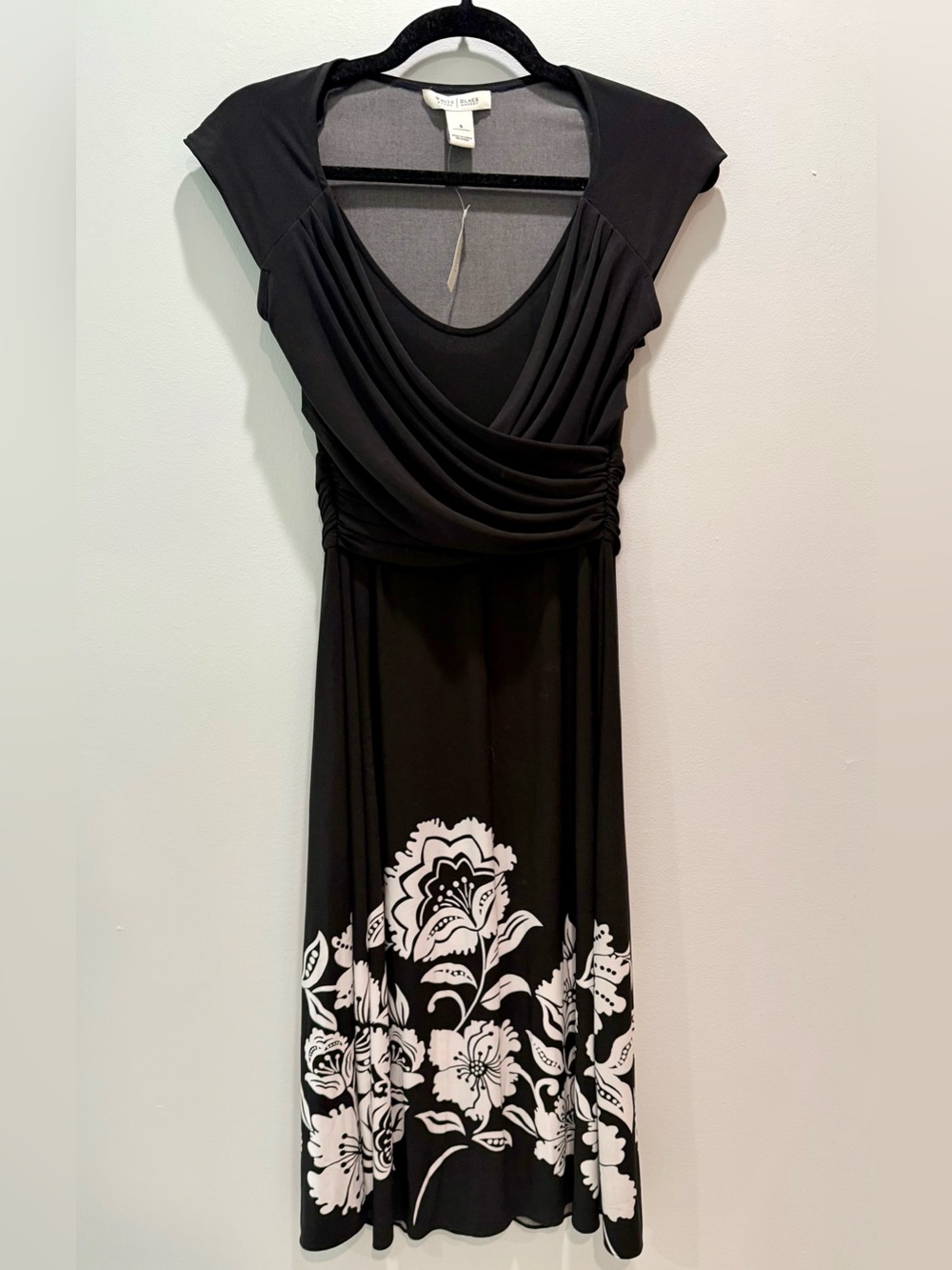 White House Black Market NWT Black Floral Ruched Sheath Dress Size 4